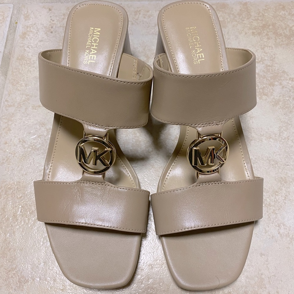 Michael by Michael Kors Logo Plaque Heeled Sandals “mules” tan sz 6.5